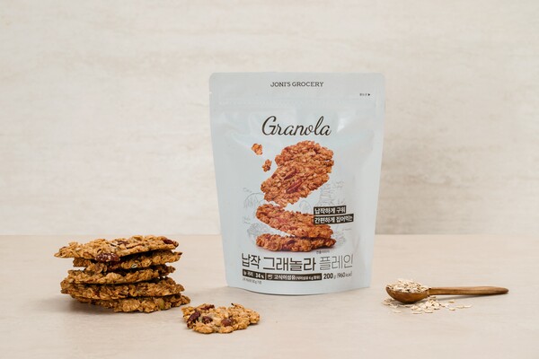 모노무브가 운영하는 조니스그로서리의 납작 그래놀라 제품[출처:모노무브]