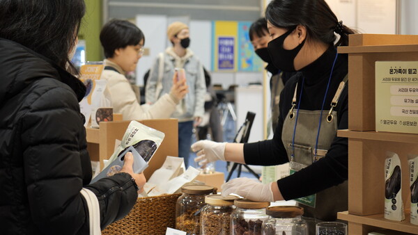 모노무브가 오프라인 현장에서 고객들과 만나 소통하고 있다.[출처:모노무브]