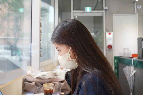 업무를 진행하고 있는 정다솜 대표[출처:모노무브]