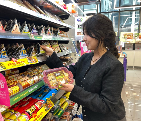 편의점에서 물건을 구매하고 있는 소비자의 모습[출처:BGF리테일]