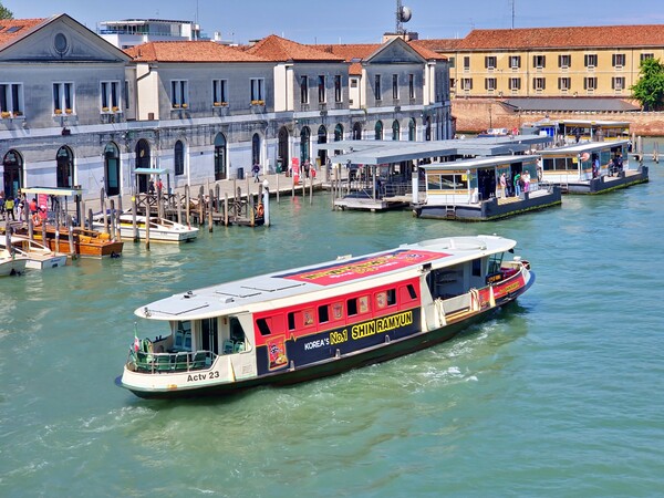 베네치아 대운하 따라 신라면 달린다… 농심, 세계문화유산서 브랜드 알리기 [출처: 농심]