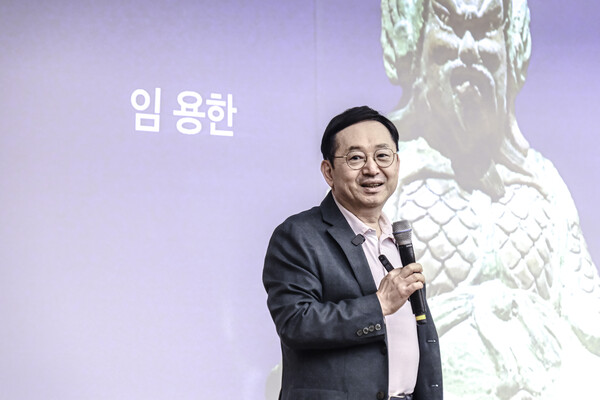 '손자병법'을 출간한 임용한 박사가 강연을 진행하고 있다.[출처:교보문고]