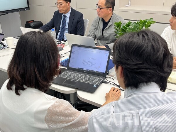 AI 도구 실습 중인 펜테크 구성원들의 모습이다.