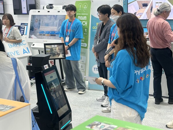 마음AI 부스에서 자율 인식·이동·대화가 가능한 로봇 에이든(AIden)에 대해 소개하고 있다.[출처:김주연 인턴기자]