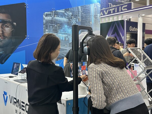 관람객이 확장현실(XR) 경험을 제공하는 버넥트 부스에서 AI 스마트 보안경인 Vision X를 경험하고 있다.[출처:김주연 인턴기자]