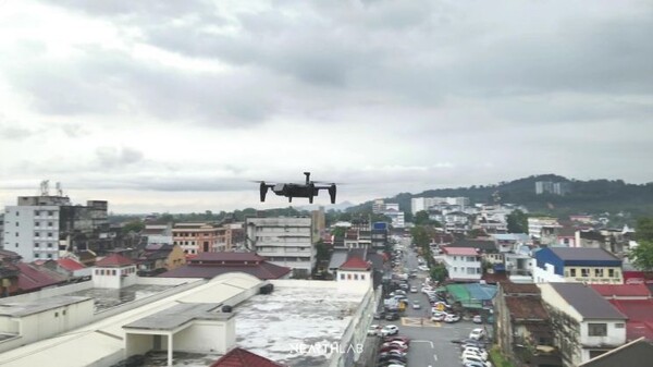 니어스랩의 소형 AI 드론 ‘에이든’이 도심 환경에서 안정적이고 정교하게 비행하고 있다.[출처:니어스랩]