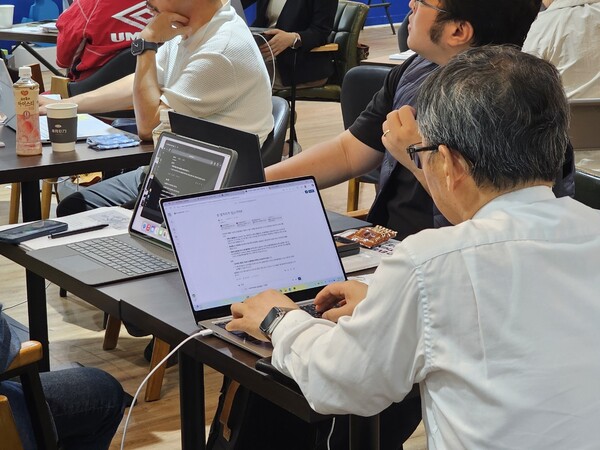 현장참여자가 하재웅 소장의 강의를 토대로 실습을 진행하고 있다.[출처:강현중 기자]