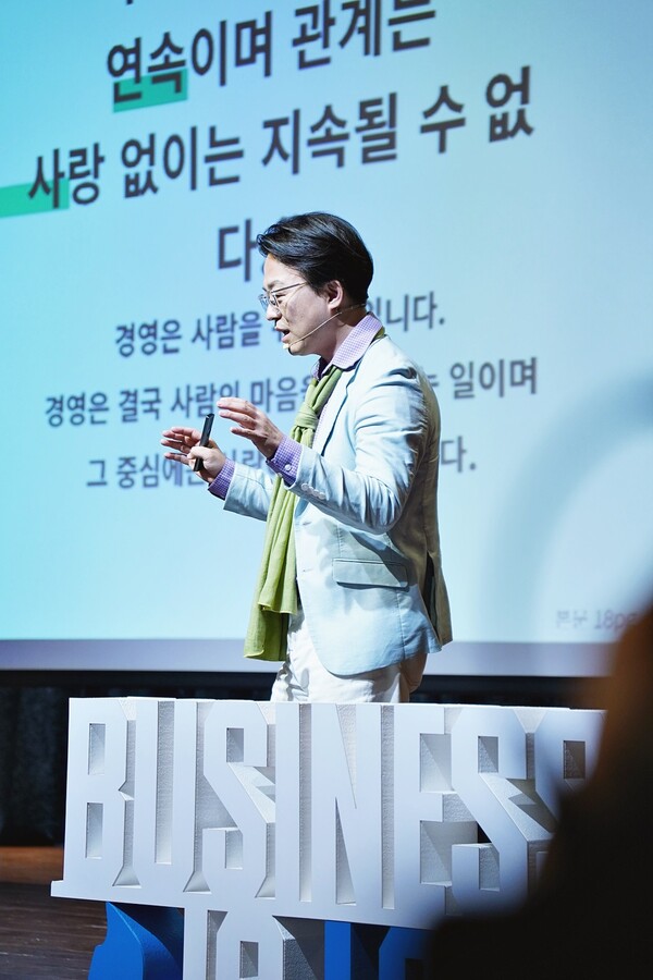 김경민 대표가 북토크를 진행하고 있다.[출처:전영은 기자]