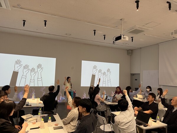 대학내일 이윤경 팀장이 1on1 강연을 진행하고 있다.[사진:임종은 기자]