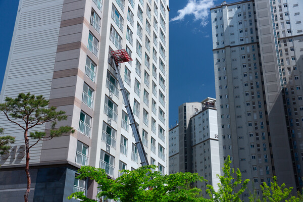 오늘부터 세입자가 전세계약을 체결하기 전 임대인이 다주택자인지, 전세보증금을 돌려주지 않아 주택도시보증공사(HUG)가 대신 갚은 이력이 있는지 확인할 수 있다.[출처:이미지투데이]