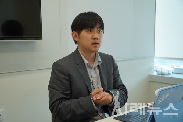 케어마인더 강준구 대표가 인터뷰를 진행하고 있다.[출처:김주연 인턴기자]