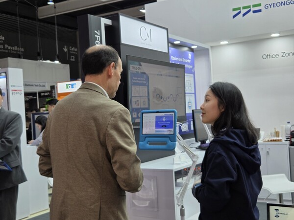 케어마인더 부스에서 외국 바이어에게 케어마인더 솔루션을 소개하고 있다.[출처:케어마인더]