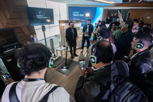 멕시코시티에서 진행된 삼성전자 ‘2025 중남미 테크세미나’에서 참석자들이 ‘비스포크 AI 가전’ 신제품을 살펴보고 있다.[출처:삼성전자]