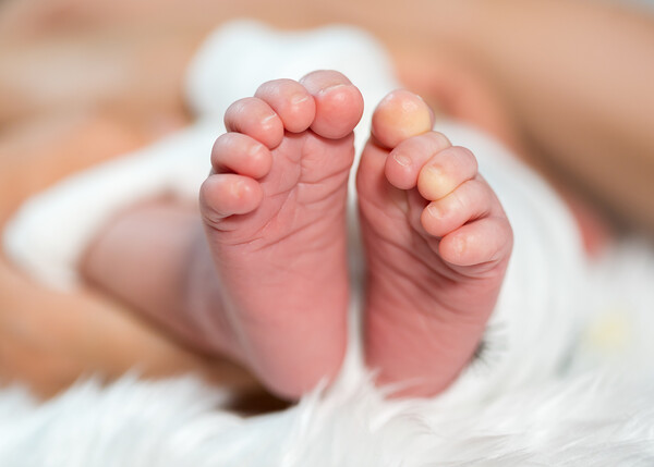 정부가 육아휴직과 혼외자, 외조·내조 등 결혼과 출산, 육아에 부정적 인식이나 편견을 줄 수 있는 법률·생활 용어 개선에 나선다.[출처:이미지투데이]