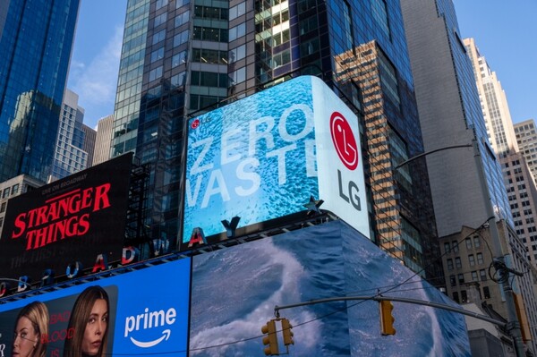 LG미국 뉴욕 타임스스퀘어 전광판에서 영상을 상영 중인 모습[출처:LG전자]