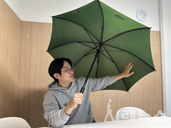 정우재 대표가 에이트린 제품을 소개하고 있다.