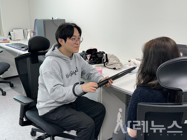 정우재 대표가 직원과 대화를 나누고 있는 모습