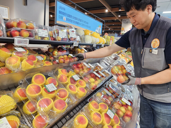 이마트는 오늘부터 신비복숭아(5입~9입) 2팩 이상 구매 시 팩당 2000원 할인 판매에 나선다.[출처: 이마트]