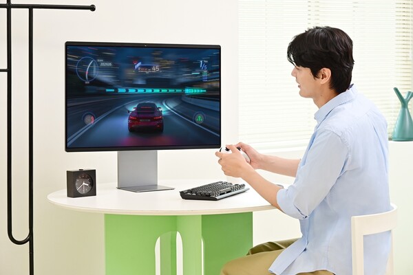 최대 165Hz 주사율과 0.03ms 응답속도를 지원하는 2025년형 삼성 스마트모니터 M9으로 게임을 즐기고 있다.[출처: 삼성전자]