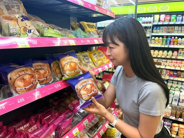 CU가 글로벌 식품 기업 크래프트 하인즈(Kraft Heinz)와 협업해, 크래프트 크림치즈를 활용한 베이글 4종을 업계 단독으로 출시에 나선다.[출처: BGF리테일]