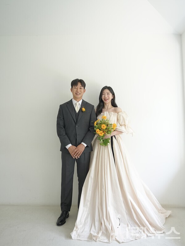 백승민 본부장과 웨딩플랜을 진행한 신랑·신부의 웨딩 촬영 사진[출처: 베리굿웨딩]