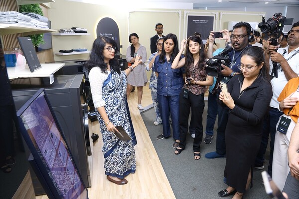 인도 구르가온에서 열린 삼성전자 서남아 테크 세미나에서 참석자들이 스마트싱스의 연결 경험에 대한 시연을 살펴보고 있다.[출처: 삼성전자]