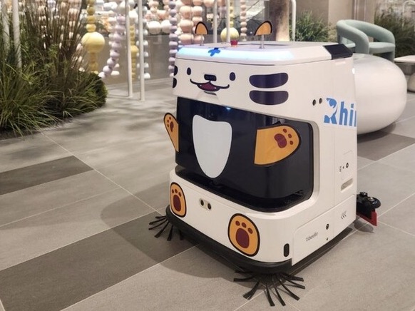 커넥트현대 청주점에 인턴사원으로 입사한 AI 청소로봇 '휠리 J40'[출처: 라이노스]