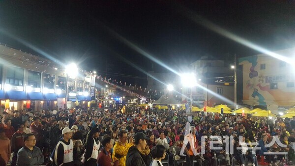 이전에 개최된 동쪽바다중앙시장 야시장 행사에 수많은 인파가 몰렸다.