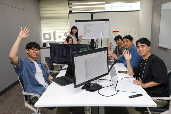 KT 기술혁신부문 연구원들이 서초구 KT 우면연구센터에서 믿:음 2.0을 테스트 하고 있다.[출처: KT]