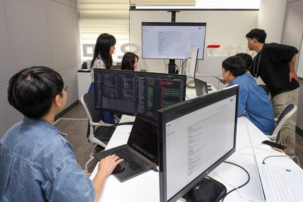 KT 기술혁신부문 연구원들이 믿:음 2.0을 테스트 하고 있다.[출처: KT]