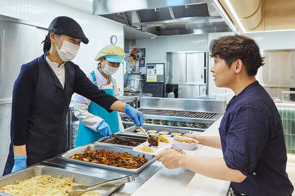 8일 서울시 중구 이마트 본사 빌딩 구내식당에서 직원들이 가지 제육 볶음, 취나물 된장국 등으로 구성된 임산물 식단으로 점심식사를 하고 있다.[출처:신세계푸드]