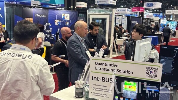 RSNA(북미방사선학회 컨퍼런스)에 참가해 바이어들에게 서비스를 소개하고 있다.[배럴아이 제공]