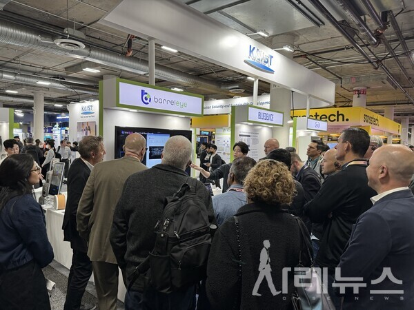 CES2024 현장에서 솔루션을 소개하고 있다.[배럴아이 제공]